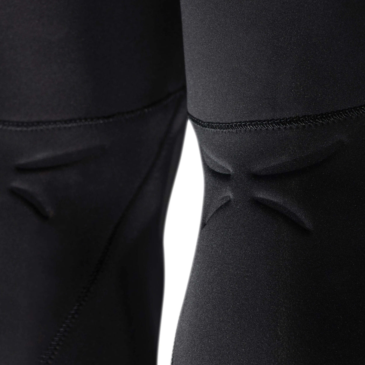 Détails de la combinaison STEAMER MK3, mettant en avant le néoprène flexible et la couture renforcée au niveau des genoux.