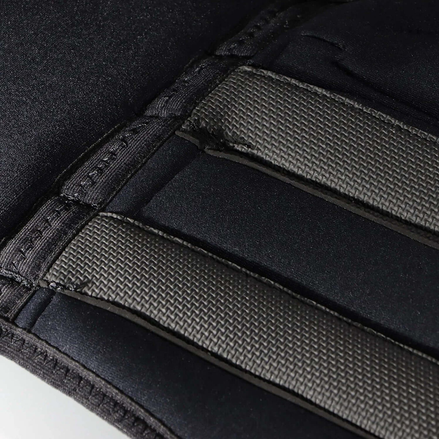 Détails du Gilet d'aide à la flottabilité IMPACT VEST 50N, montrant les sangles et la conception en néoprène.