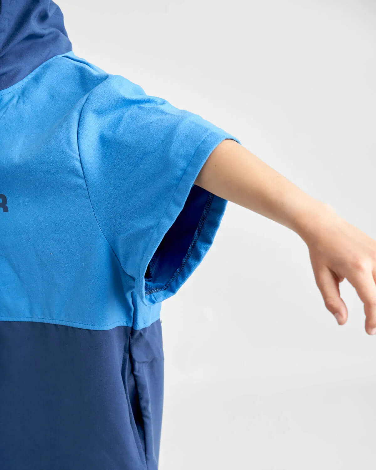Poncho Junior microfibres, vêtement léger en microfibre à manches courtes, idéal pour les jeunes après activités nautiques.