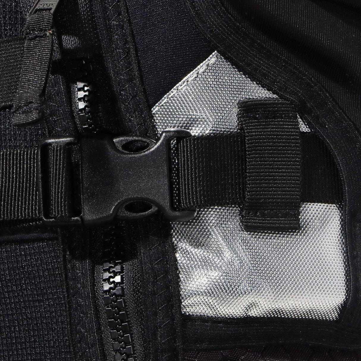 Détail du Gilet d'aide à la flottabilité IMPACT VEST 50N montrant la fermeture et les poches intégrées.