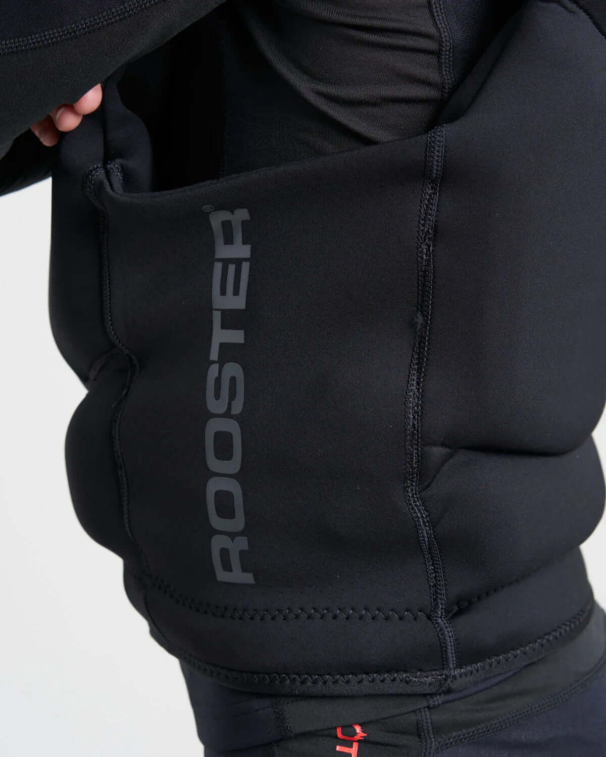 Détail du Gilet de sauvetage compact régate junior de Rooster, mettant en avant le matériau en néoprène.