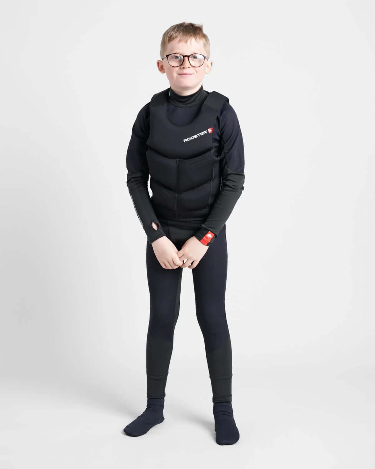 Gilet de sauvetage compact régate junior porté par un enfant, couché en néoprène pour navigation.