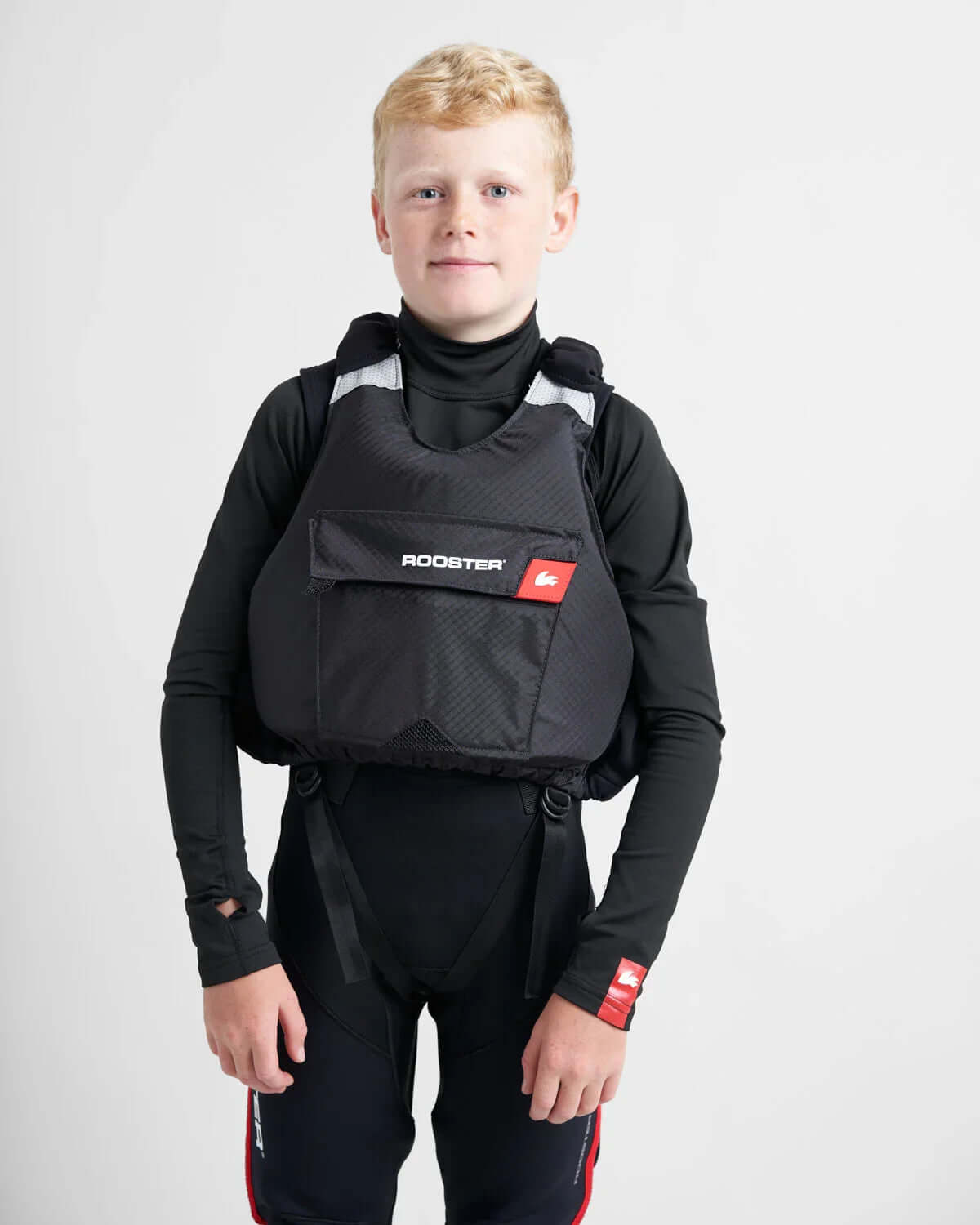 Gilet de sauvetage Rooster® Diamond Junior porté par un jeune, en postures de kayak ou voile, sur fond blanc.