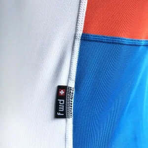 Détail du Overtop RACE TANK TOP montrant les coutures et l'étiquette de marque sur la manche.