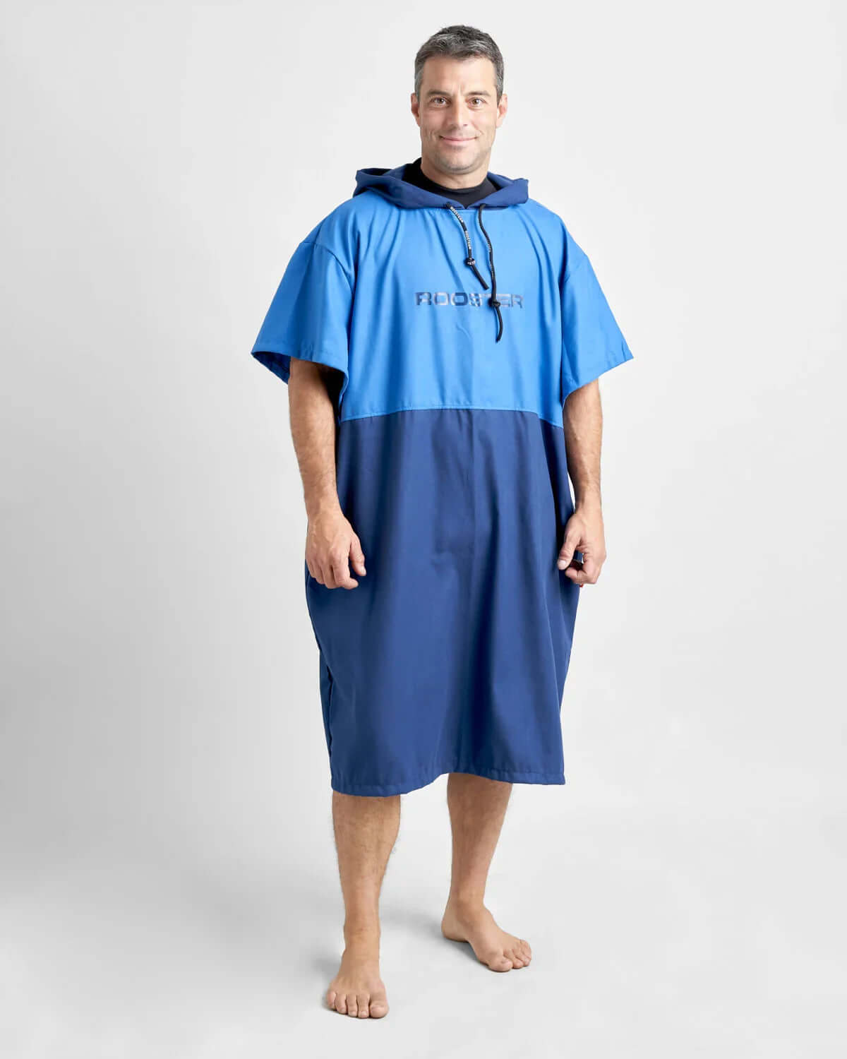 Poncho microfibres en microfibres ultra-absorbantes, léger et compact, avec capuche rabattable.