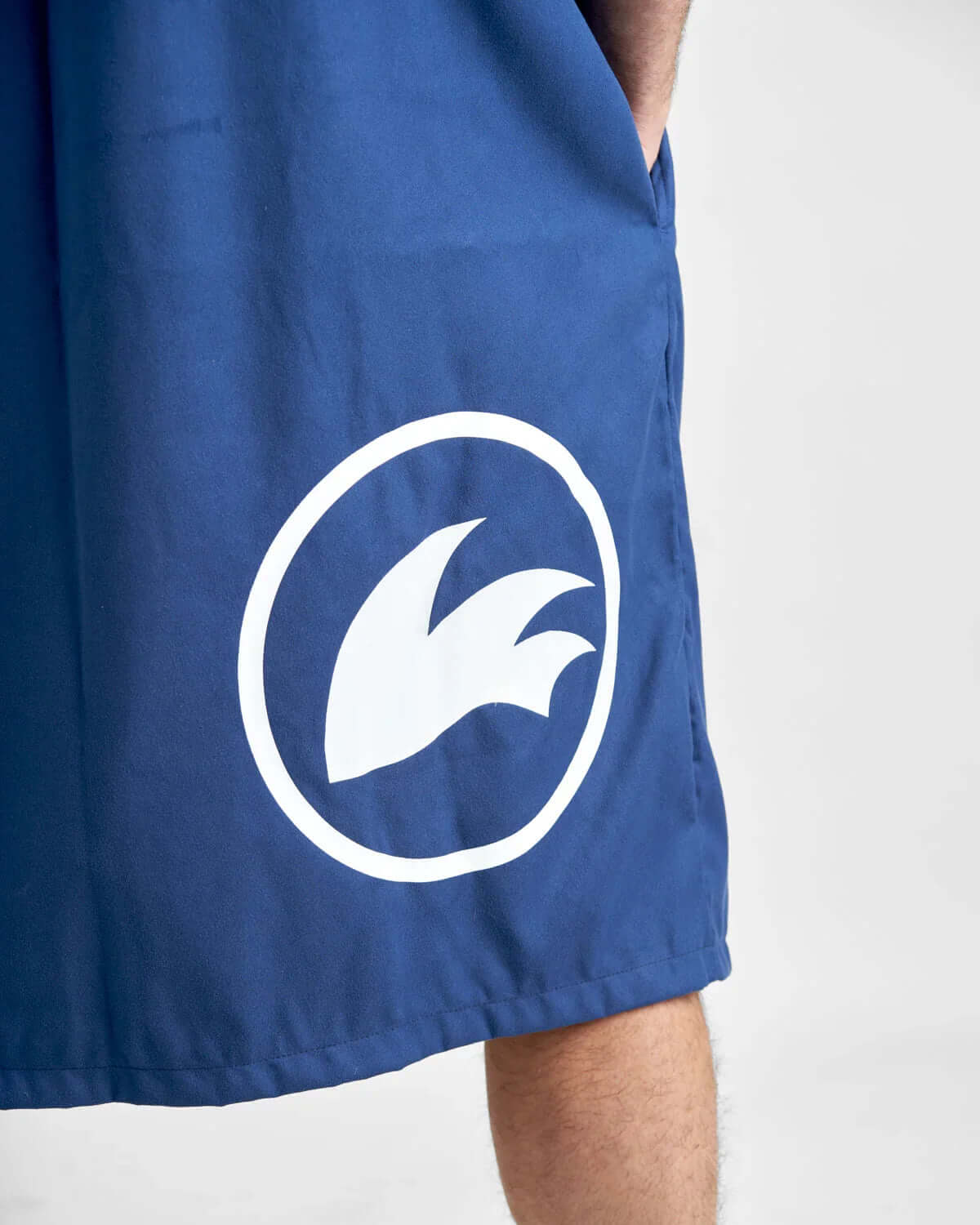 Détail du poncho microfibres avec logo, idéal pour les activités nautiques et le séchage rapide.