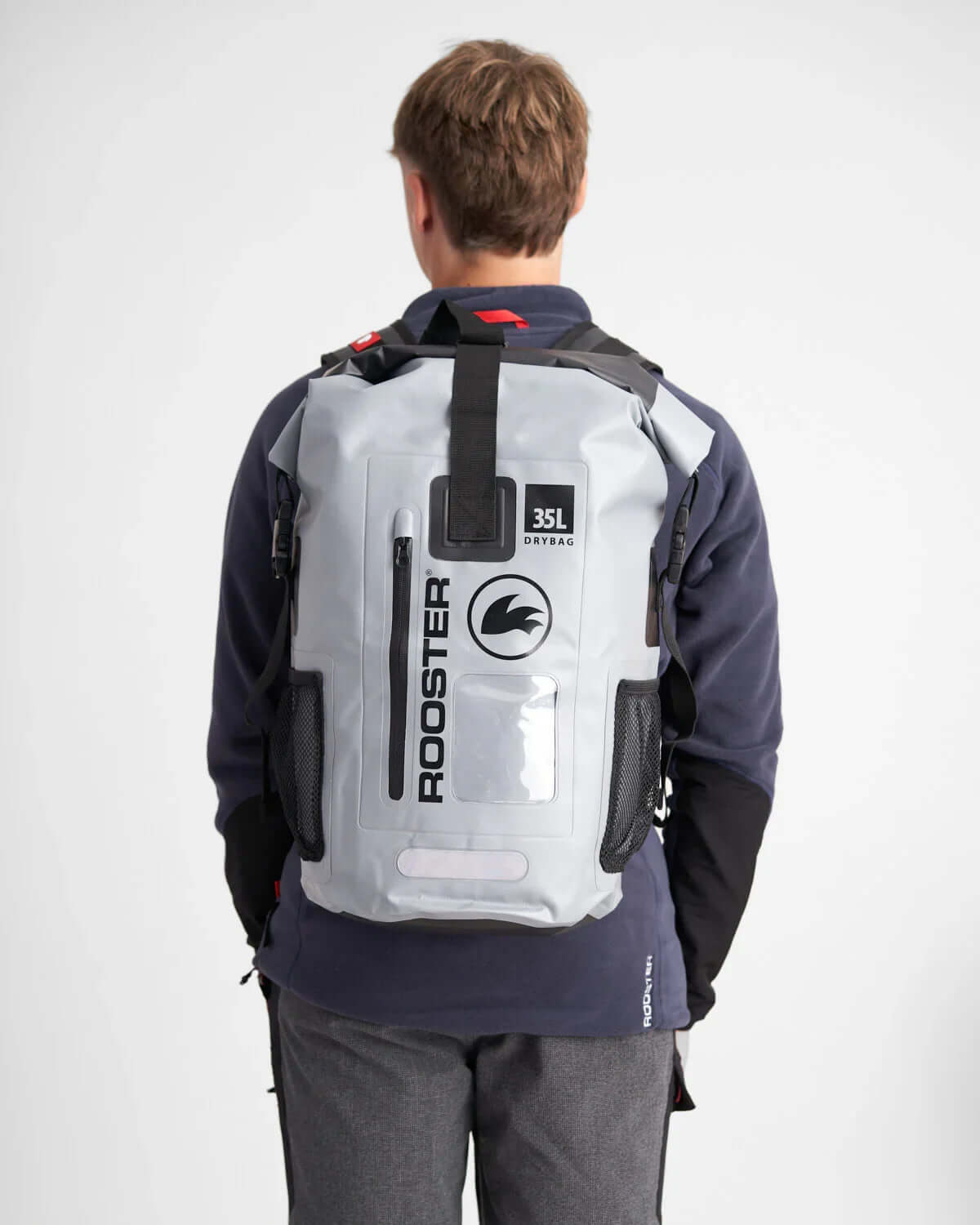 Sac à dos imperméable 35L Rooster porté par un homme, caractérisé par une conception robuste et étanche.