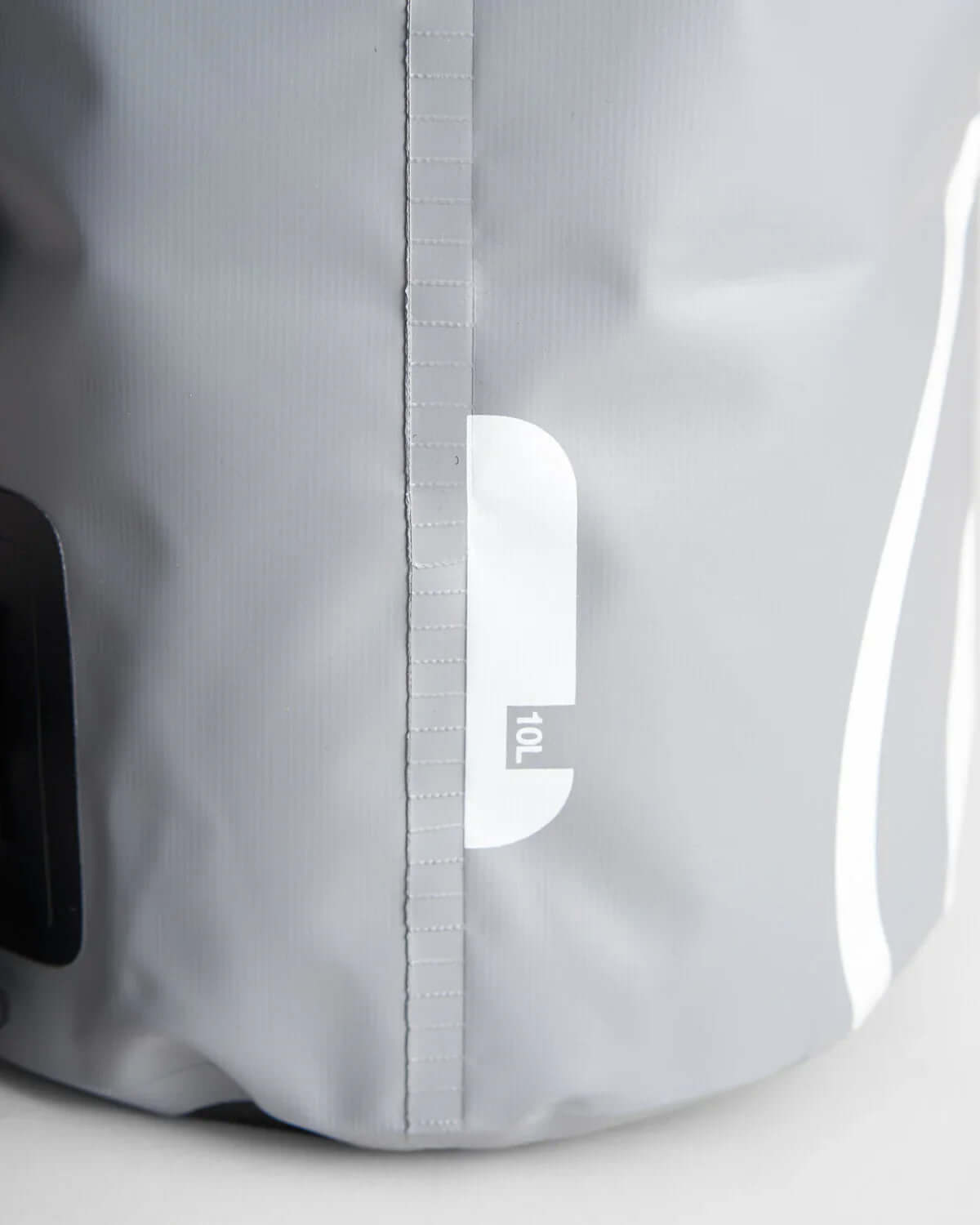 Détail du sac étanche 10L en PVC 500D, conçu pour protéger les effets personnels en milieu aquatique.