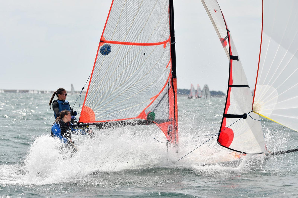 Navigatrices en action lors de la Teignouse Cup féminine 2026, avec des voiliers éclaboussant l'eau. Imagen