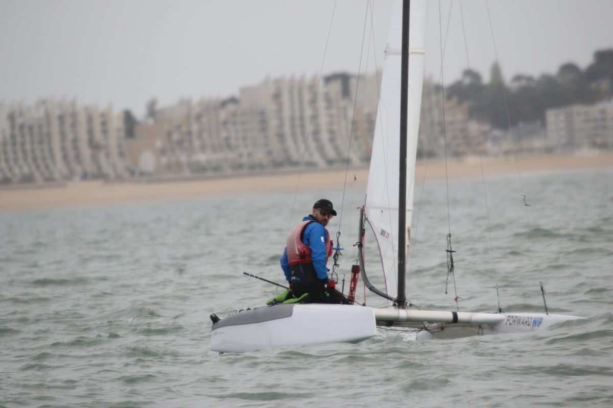 Navigateur sur un bateau pendant la compétition Podium CATACAP au Pouliguen 2026. Imagen