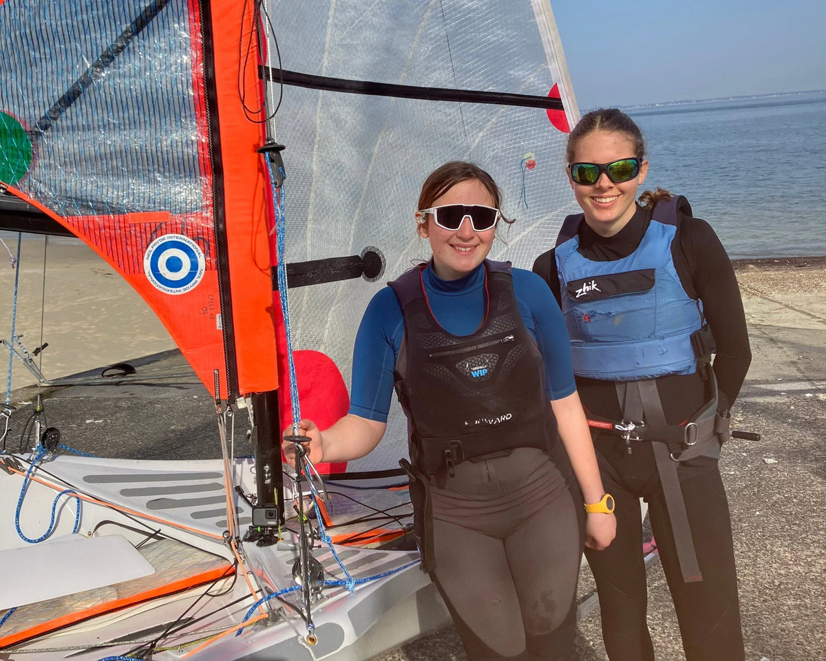 Entraînement 29er ASN Quiberon : Alice et Camille posent devant leur bateau. Bild
