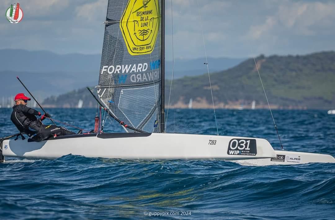 Bateau de compétition naviguant lors de l'européen Class A Espagne 2026, avec participant en action. Imagen