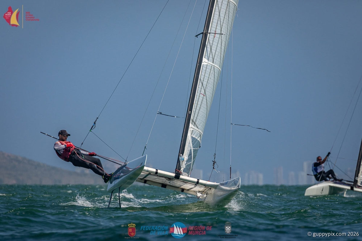 Skippers en compétition au championnat d'Europe Classe A, naviguant sur des catamarans dans une course sur l'eau. Image