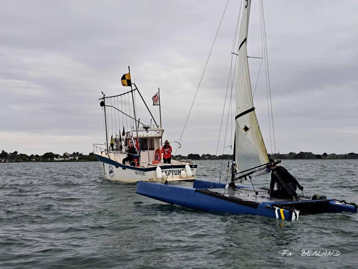Bateau de régate et catamaran en mer, illustrant les procédures de départ en régate. Image