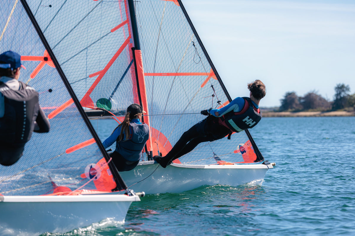 Équipage de 29er au trapèze dans le golfe du Morbihan Image