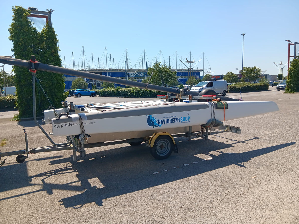 Bateau à voile sur remorque au port, prêt pour l'Européen Classe A Mar Menar. Image