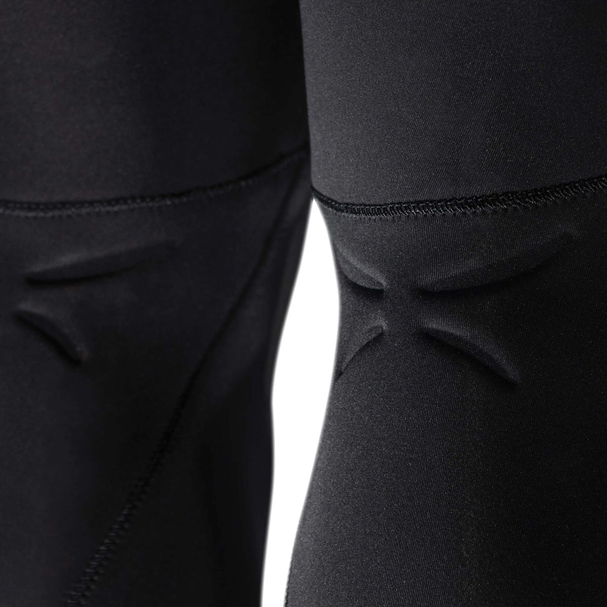 Détails de la combinaison STEAMER MK3, mettant en avant le néoprène flexible et la couture renforcée au niveau des genoux.