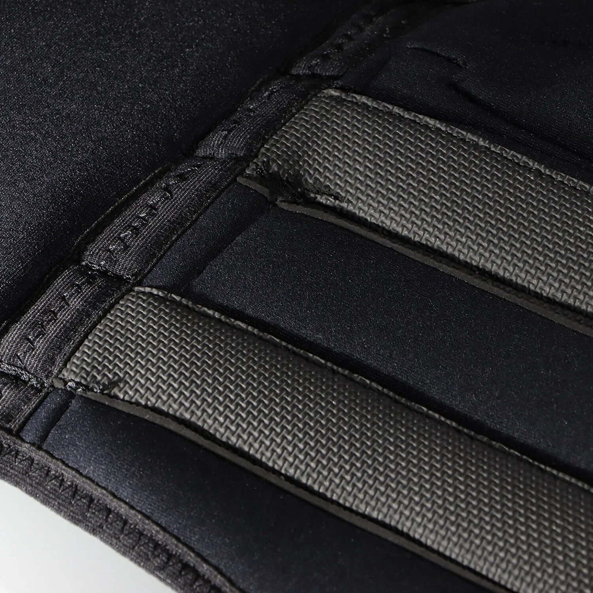 Détails du Gilet d'aide à la flottabilité IMPACT VEST 50N, montrant les sangles et la conception en néoprène.
