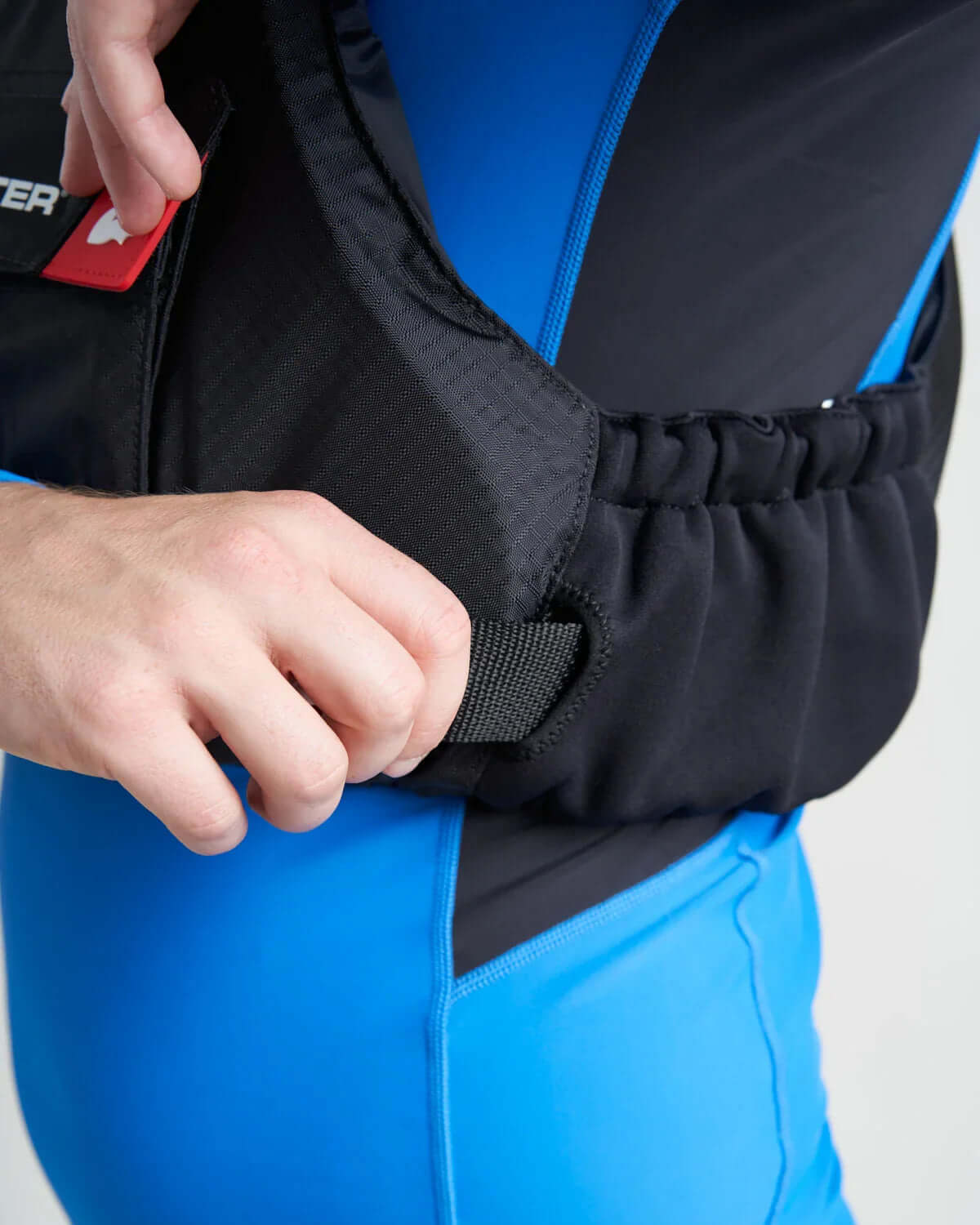 Gilet de sauvetage Rooster® Diamond, possibilité de réglage avec ceinture ajustable et design ultra-compact.