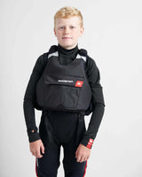 Gilet de sauvetage Rooster® Diamond Junior porté par un jeune garçon en tenue de voile et kayak.