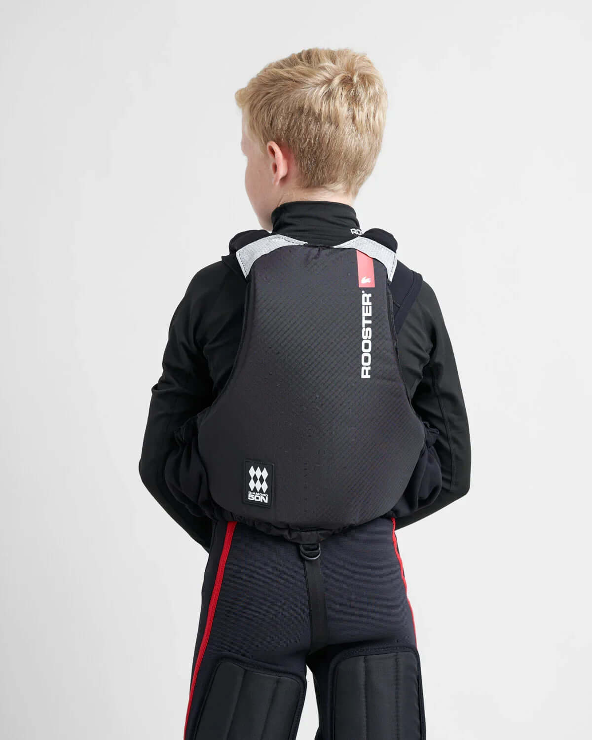Gilet de sauvetage Rooster® Diamond Junior sur un enfant, montrant son design ergonomique et coupe haute.