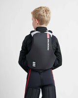 Gilet de sauvetage Rooster® Diamond Junior sur un enfant, montrant son design ergonomique et coupe haute.