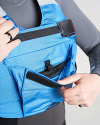 Détail du gilet de sauvetage Rooster® Diamond montrant la poche et les réglages des bretelles.