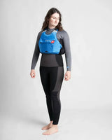 Gilet de sauvetage Rooster® Diamond porté par une personne, design compact et confortable.