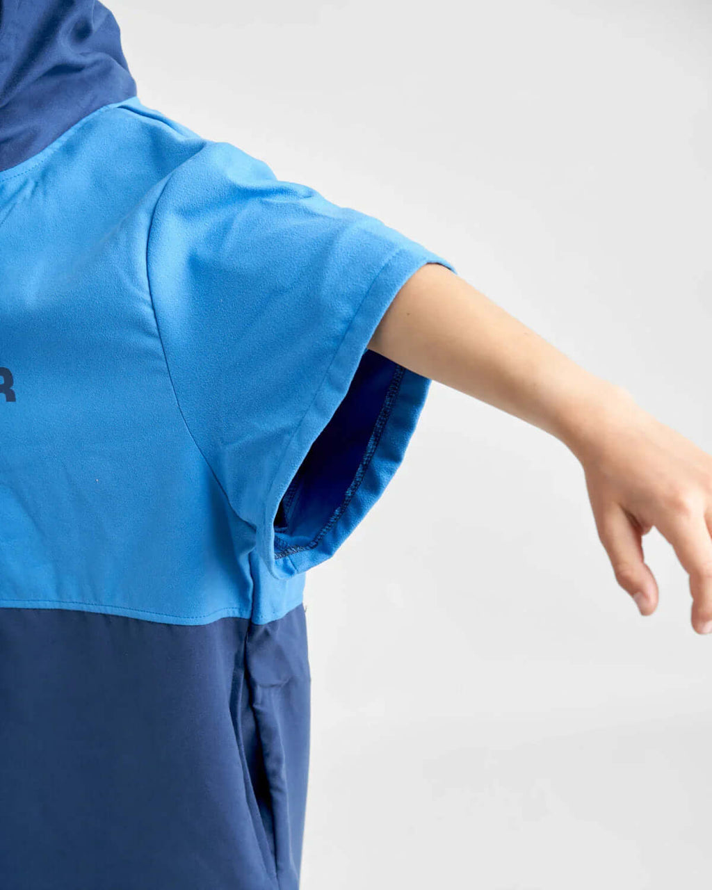 Poncho Junior microfibres, vêtement léger en microfibre à manches courtes, idéal pour les jeunes après activités nautiques.