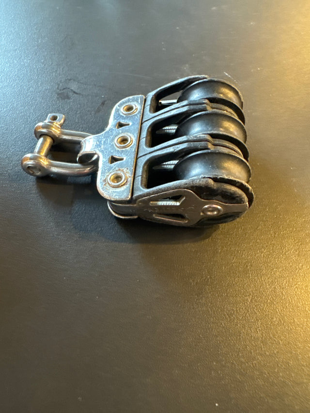 Poulie triple 20mm selden - Occasion avec billes en acier, boîtier composite et axes en inox.