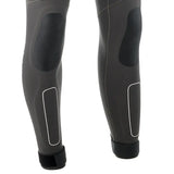 Détails des jambes de la combinaison STEAMER MK2, mettant en avant le néoprène super stretch et les absorbants d'impacts.