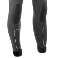 Détails des jambes de la combinaison STEAMER MK2, mettant en avant le néoprène super stretch et les absorbants d'impacts.