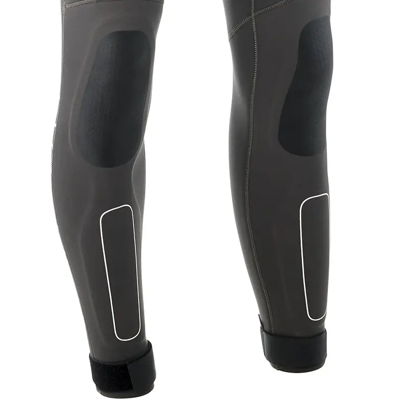 Détails des jambes de la combinaison STEAMER MK2, mettant en avant le néoprène super stretch et les absorbants d'impacts.