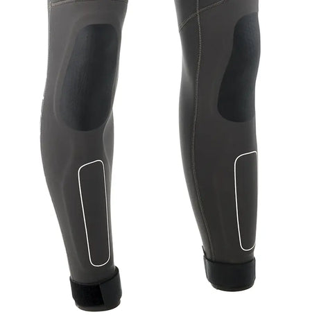 Détails des jambes de la combinaison STEAMER MK2, mettant en avant le néoprène super stretch et les absorbants d'impacts.