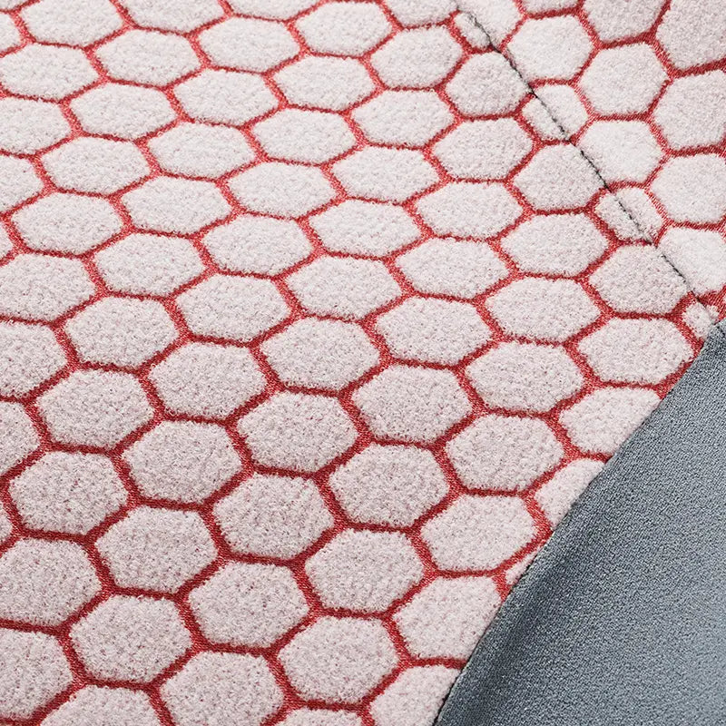 Détail du tissu hexagonal de la combinaison STEAMER MK2 de WIP, mettant en avant sa texture et son confort.