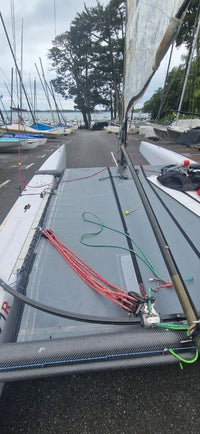 Bimare V1 Classe A bateau d'occasion avec mât carbone et accastillage complet.