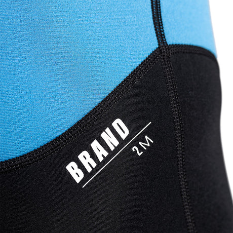 Détail du long john 2mm magic unisex avec motifs en néoprène haut pour les passionnés de navigation.