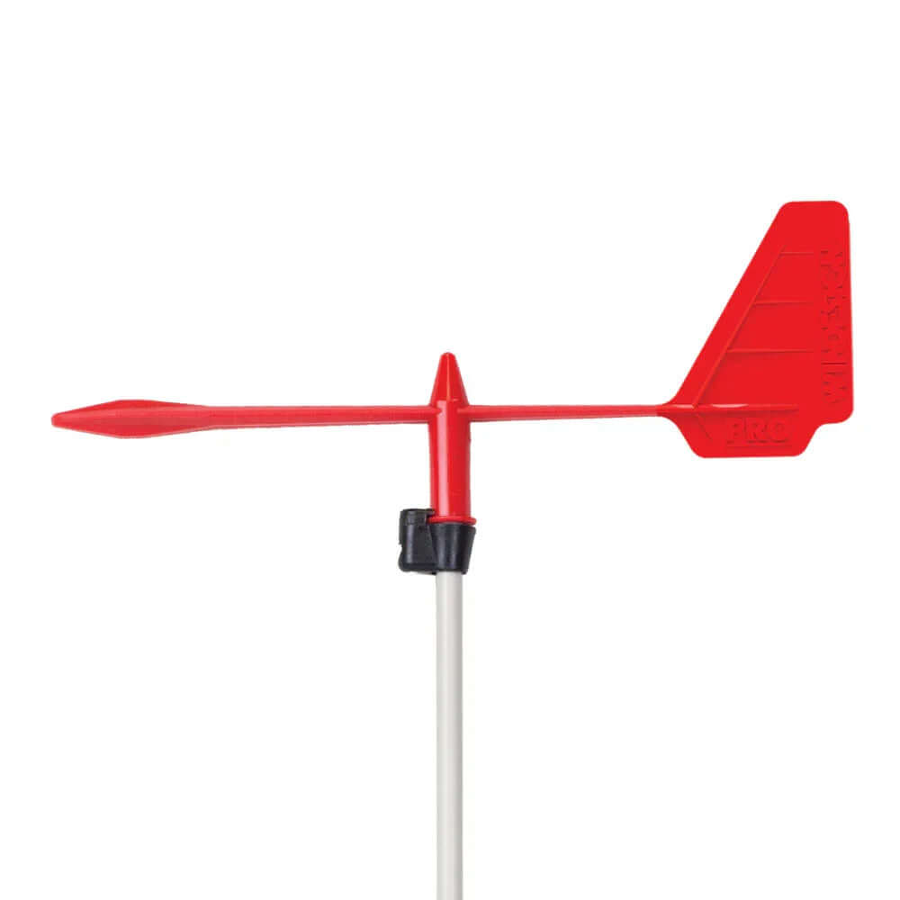 GIROUETTE PRO ROUGE, indicator de vent apparent avec drapeau rouge pour dériveur, designed for régate.
