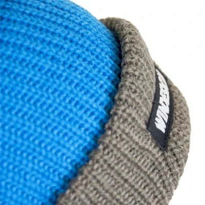 BONNET EN TRICOT FLOTTANT ADULTE en matière thermique douce, présenté sous un angle rapproché.