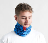 Homme portant un cache cou anti UV léger en bleu, parfait pour les activités de plein air.