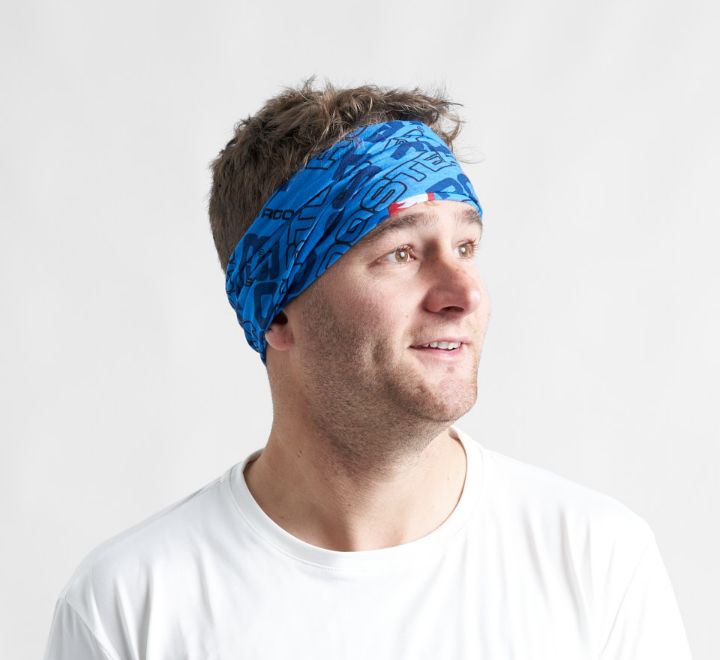 Homme portant un cache cou anti UV léger de couleur bleue, idéal pour les activités extérieures.