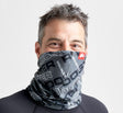 Cache cou anti UV léger Rooster porté par un homme, offrant protection et confort pour les activités extérieures.