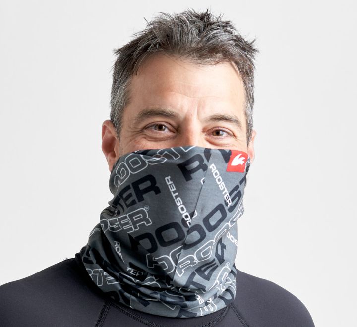 Cache cou anti UV léger Rooster porté par un homme, offrant protection et confort pour les activités extérieures.