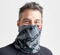 Cache cou anti UV léger Rooster porté par un homme, offrant protection et confort pour les activités extérieures.