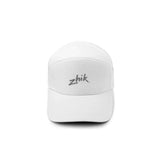Casquette zhik anthracite vue de face, dotée d'un tissu durable et ventilation découpée au laser.