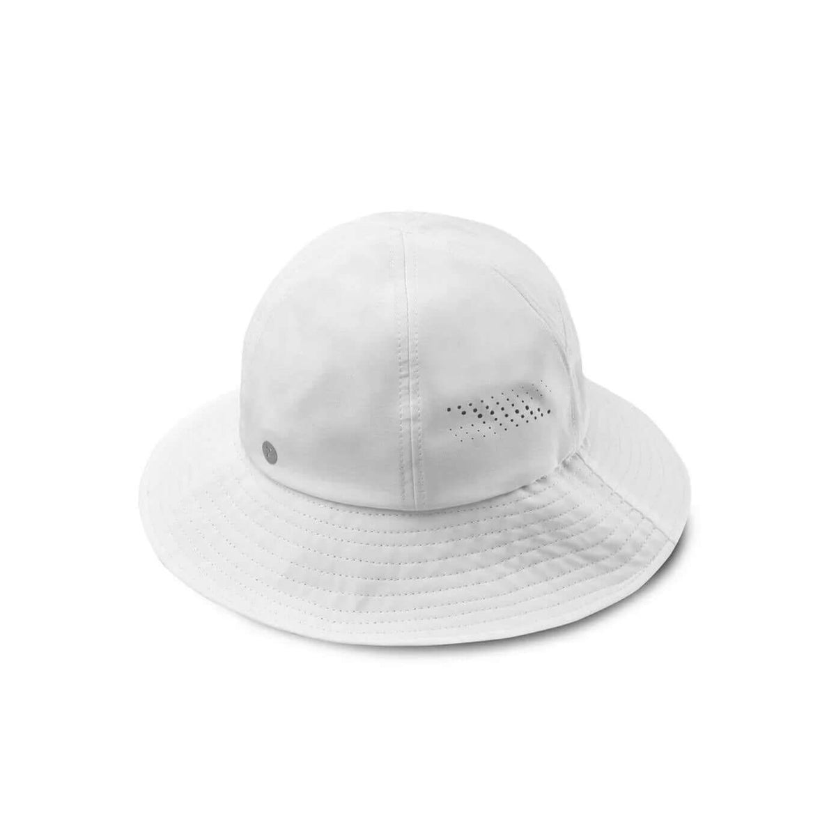 Chapeau zhik blanc avec tissu durable, séchage rapide et ventilation découpée au laser.