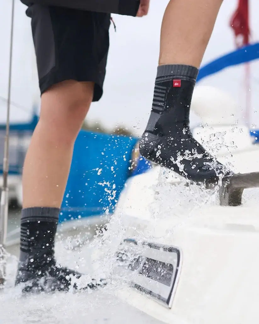 Chaussettes imperméables sur un bateau, offrant protection contre l'humidité et le froid tout en garantissant respirabilité.