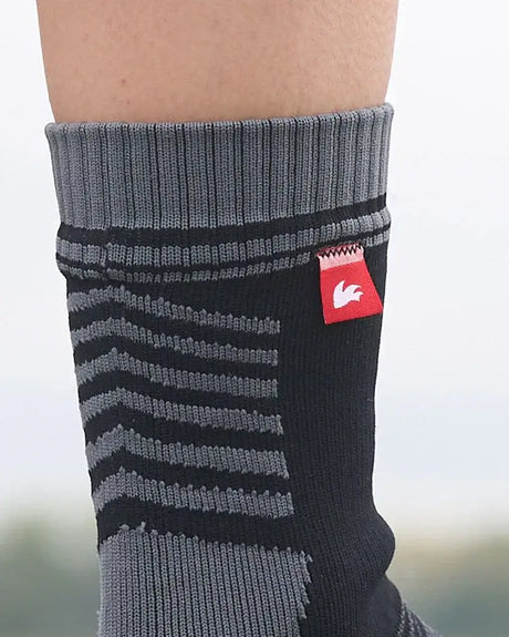 Chaussettes imperméables avec motif en rayures grises et noires, conçues pour la protection contre l'humidité.