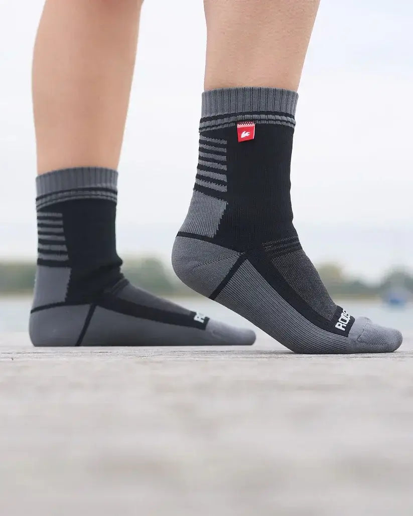 Chaussettes imperméables Rooster montrant leur conception triple couche et respirabilité, idéales pour activités en plein air.