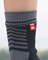 Chaussettes imperméables avec motif en rayures grises et noires, conçues pour la protection contre l'humidité.